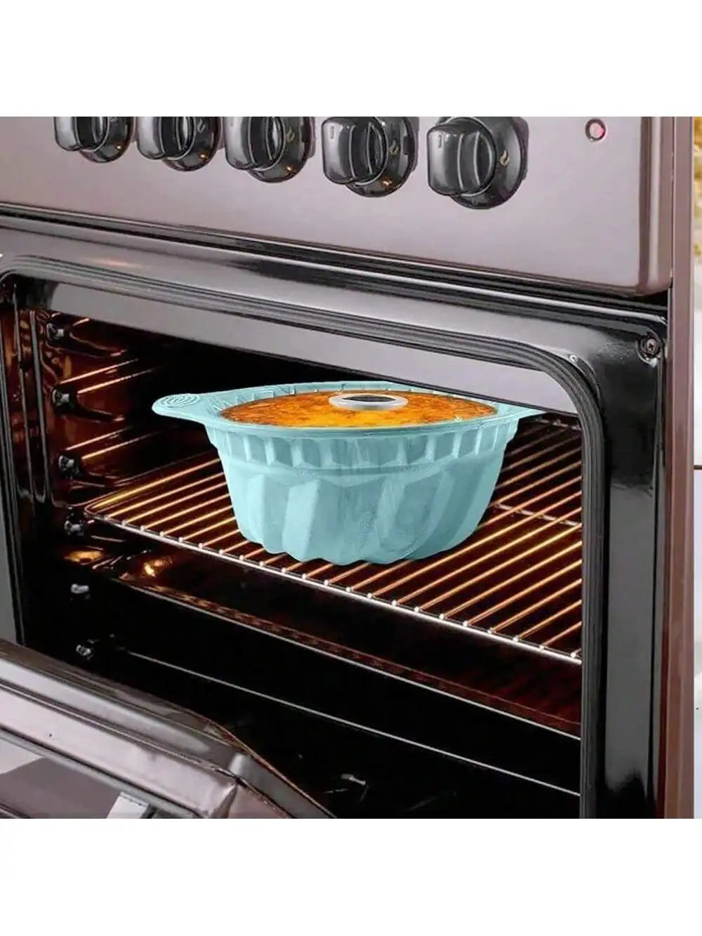 Silicone bundt cake mould baking in oven – heat-resistant mould for perfect cakes.